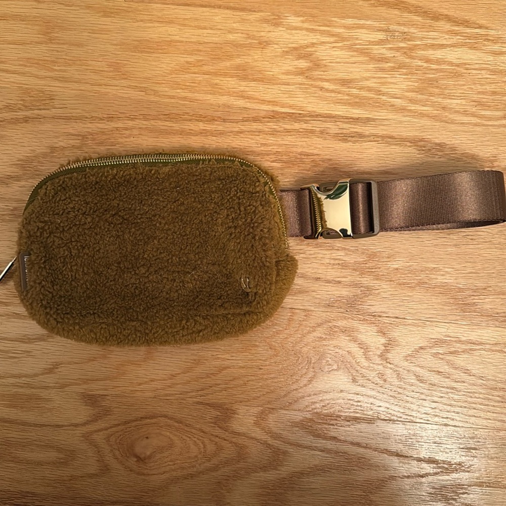 Lululemon Sherpa belt bag